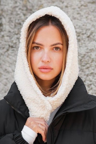 Тепла Жіноча Шапка Капюшон Капор Теді На Флісі Біла Without вигляд на моделі спереду