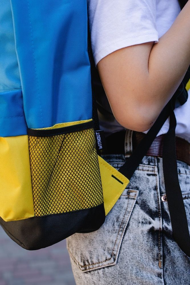 міський шкілький рюкзак жовто синій Україна з передньою кишенею та рефлективом Without вигляд зблизька