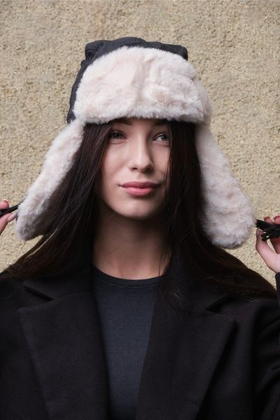Шапка вушанка жіноча чорна з білим хутром на кнопках Without вигляд на моделі