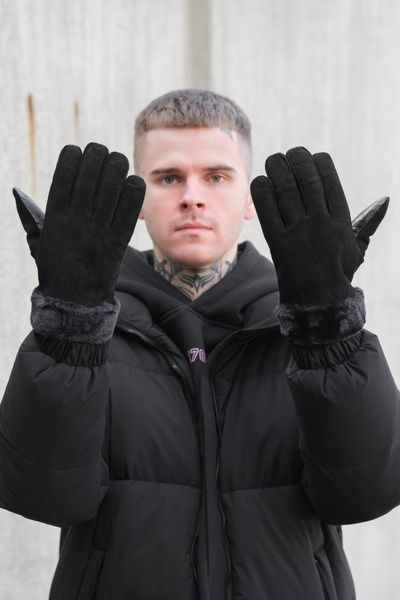 Теплі чорні чоловічі зимові замшеві перчатки рукавиці Without вигляд на моделі