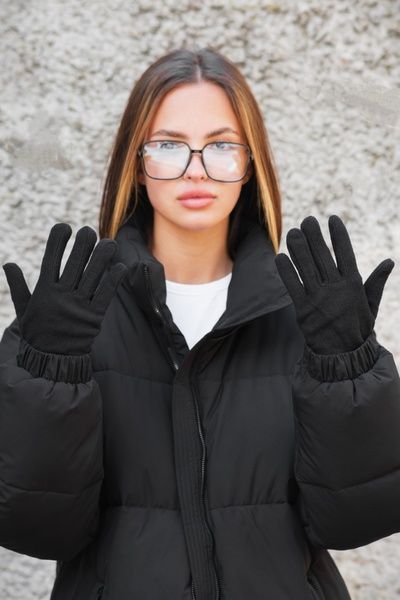 Теплі чорні жіночі зимові флісові перчатки рукавиці Without вигляд на моделі