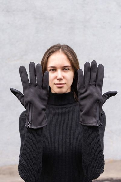 Теплі жіночі сенсорні перчатки на блискавках Without вигляд на моделі